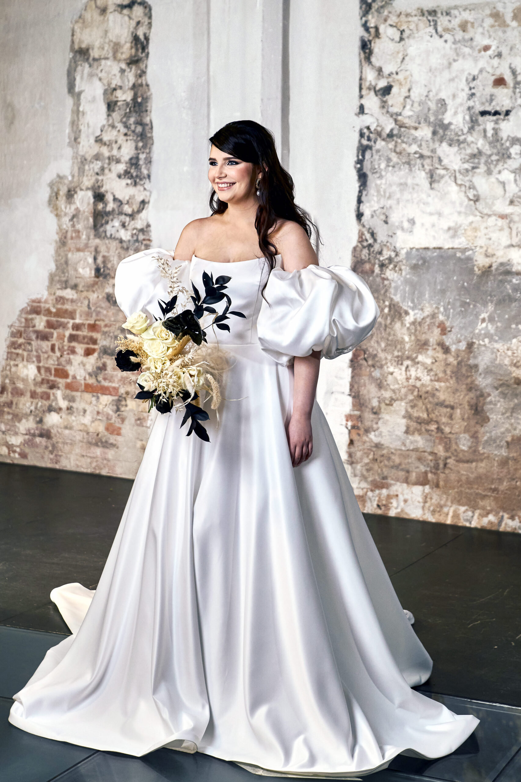 olkaimeton hääpuku kristi bridal mallistosta. Hääpukumyymälä Turku