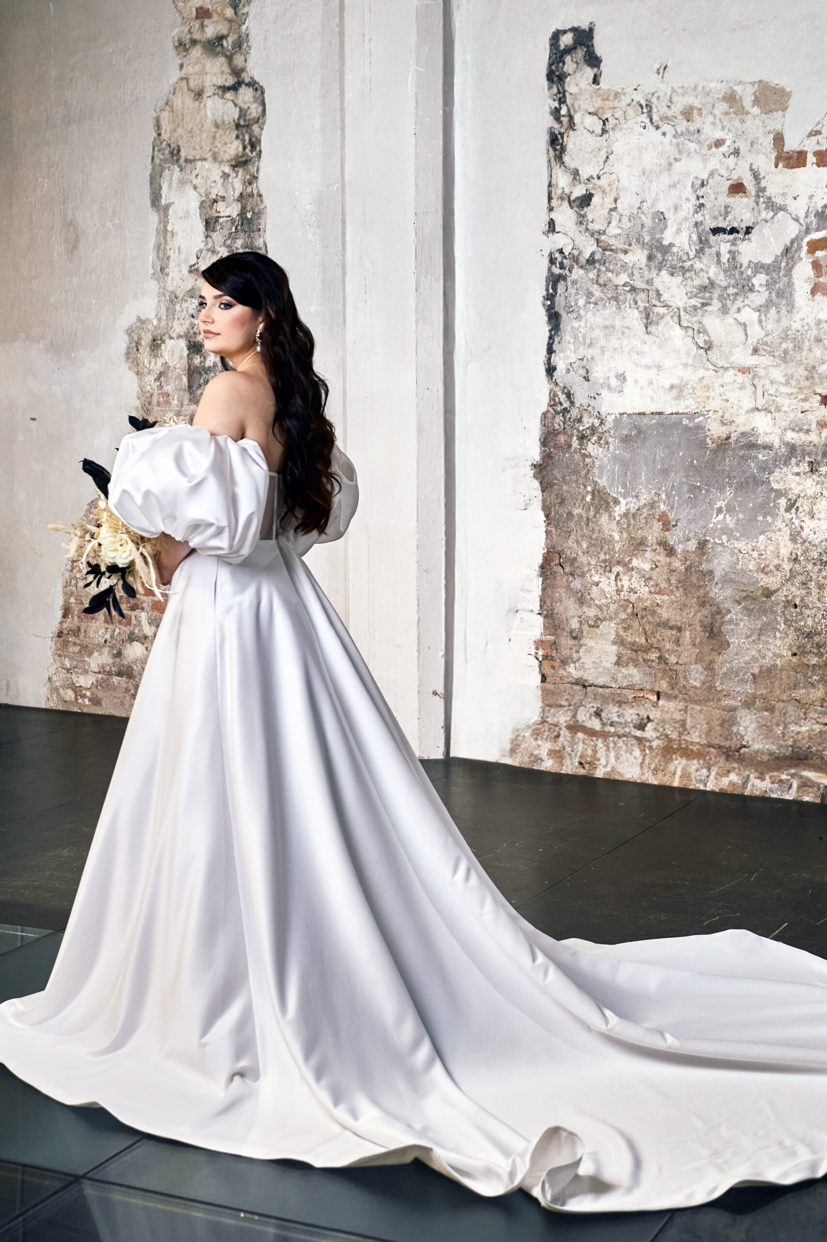 Claudia, olkaimeton hääpuku, satiini - Image 2