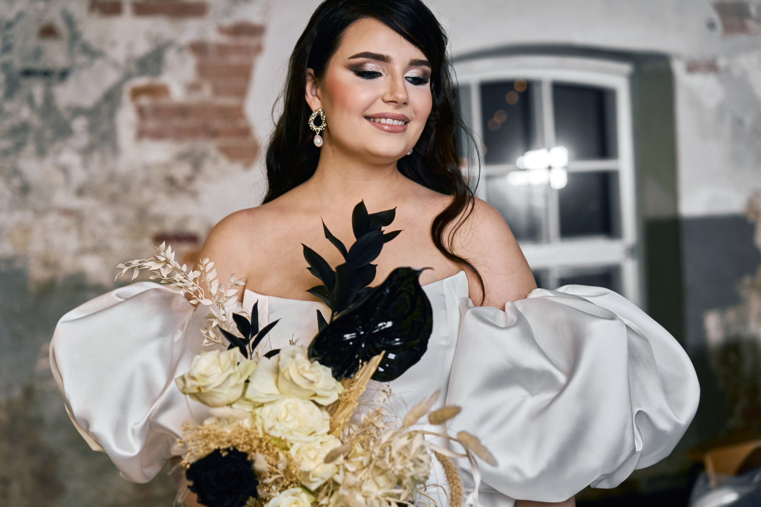 Claudia, olkaimeton hääpuku, satiini - Image 5