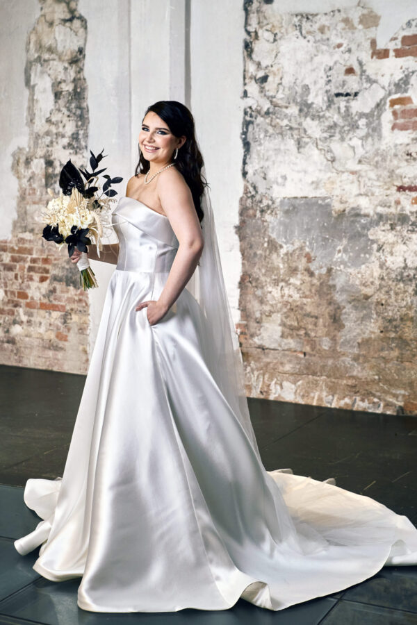 Emily, mikado satiini hääpuku