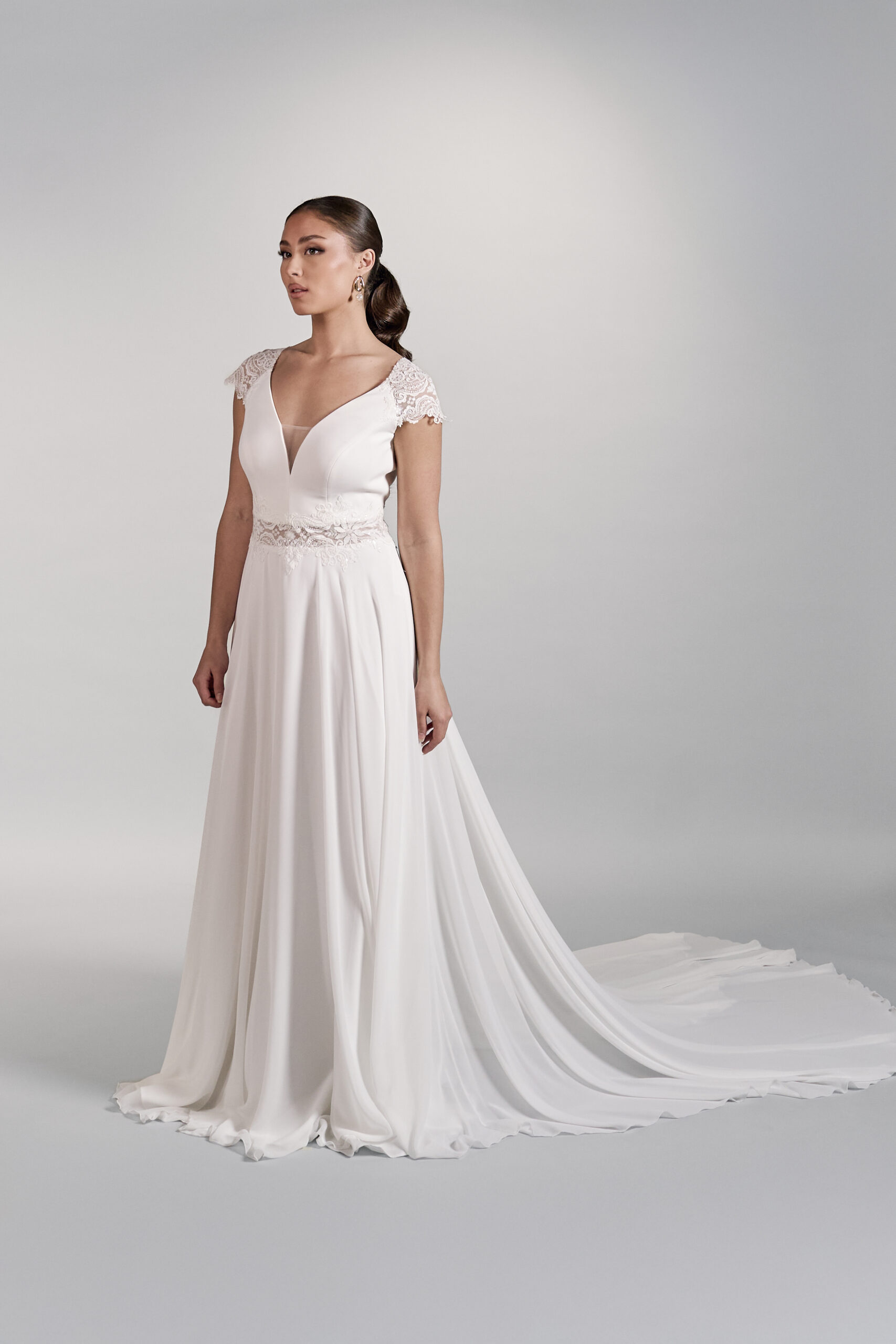 Alicia kevyt sifonkihelmainen häämekko kristi bridal hääpukuliike turku