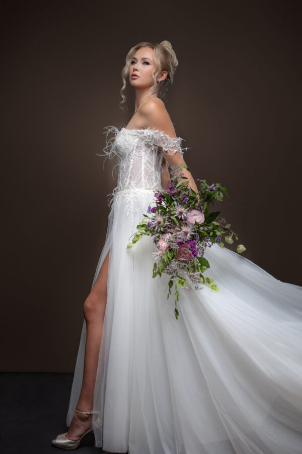 Kairi, helmikirjailtu pitsihäämekko höyhenillä