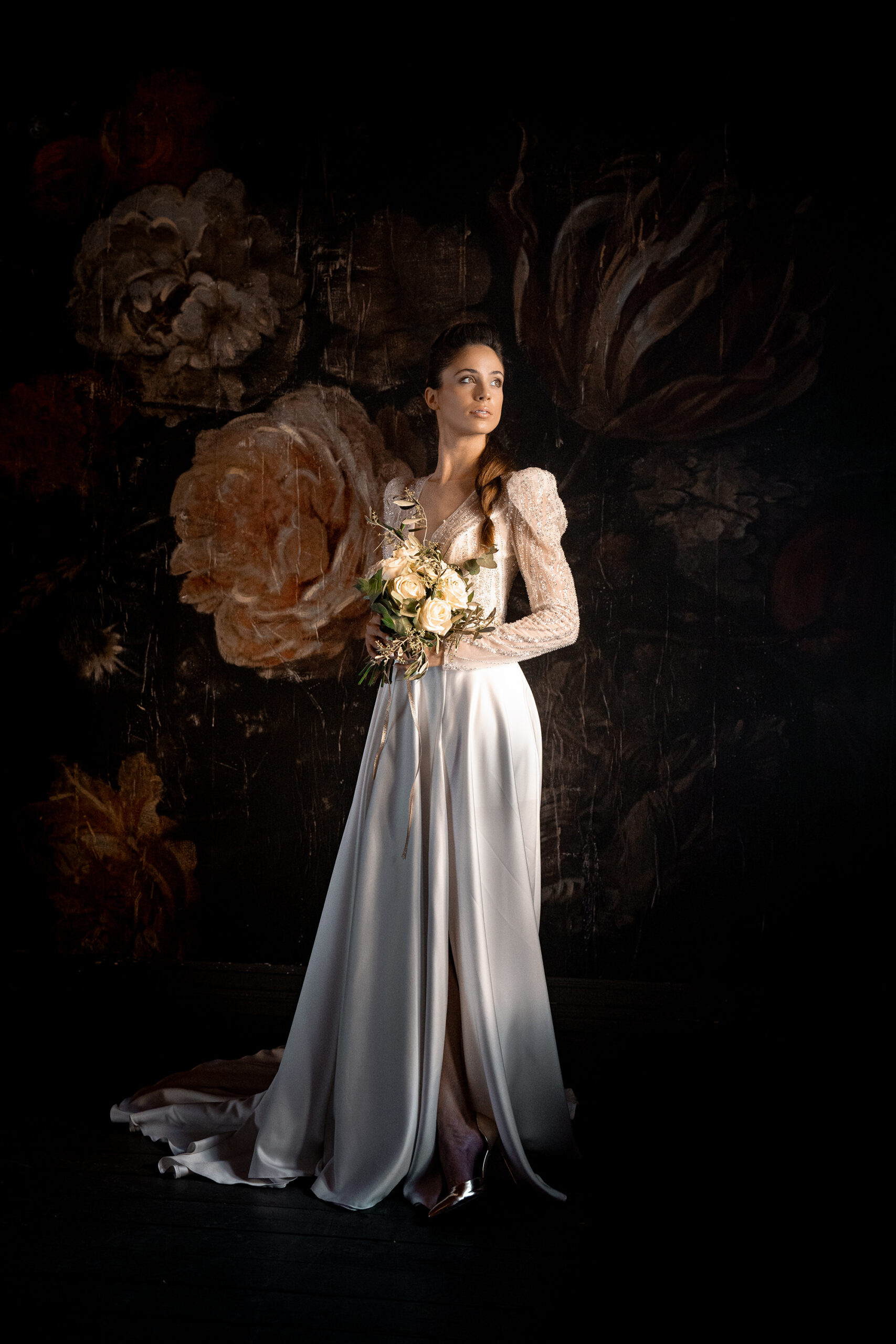 Kelly, puolimattainen satiini häämekko, jossa on helmipitsiä