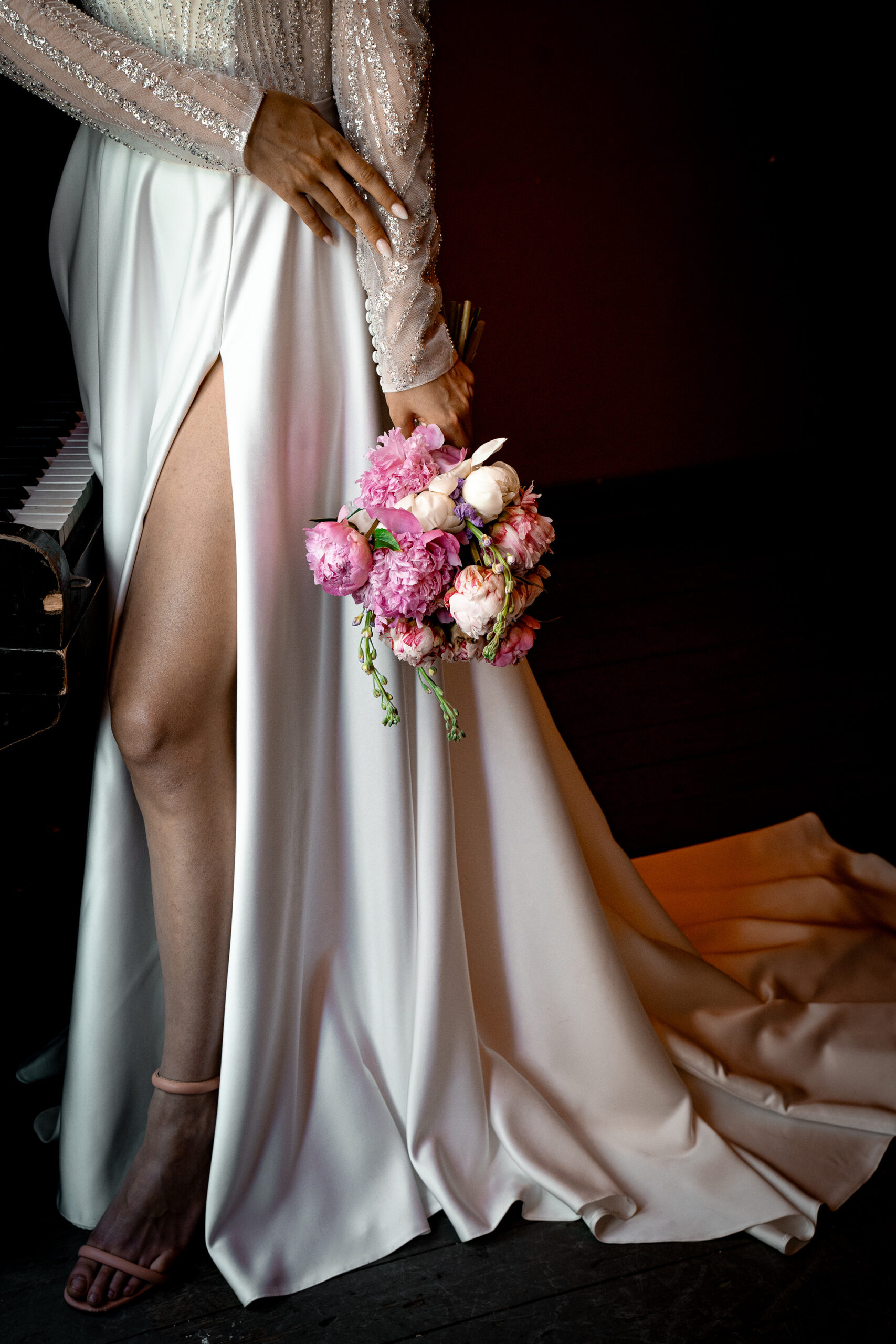 Kelly, puolimattainen satiini häämekko, jossa on helmipitsiä - Image 3