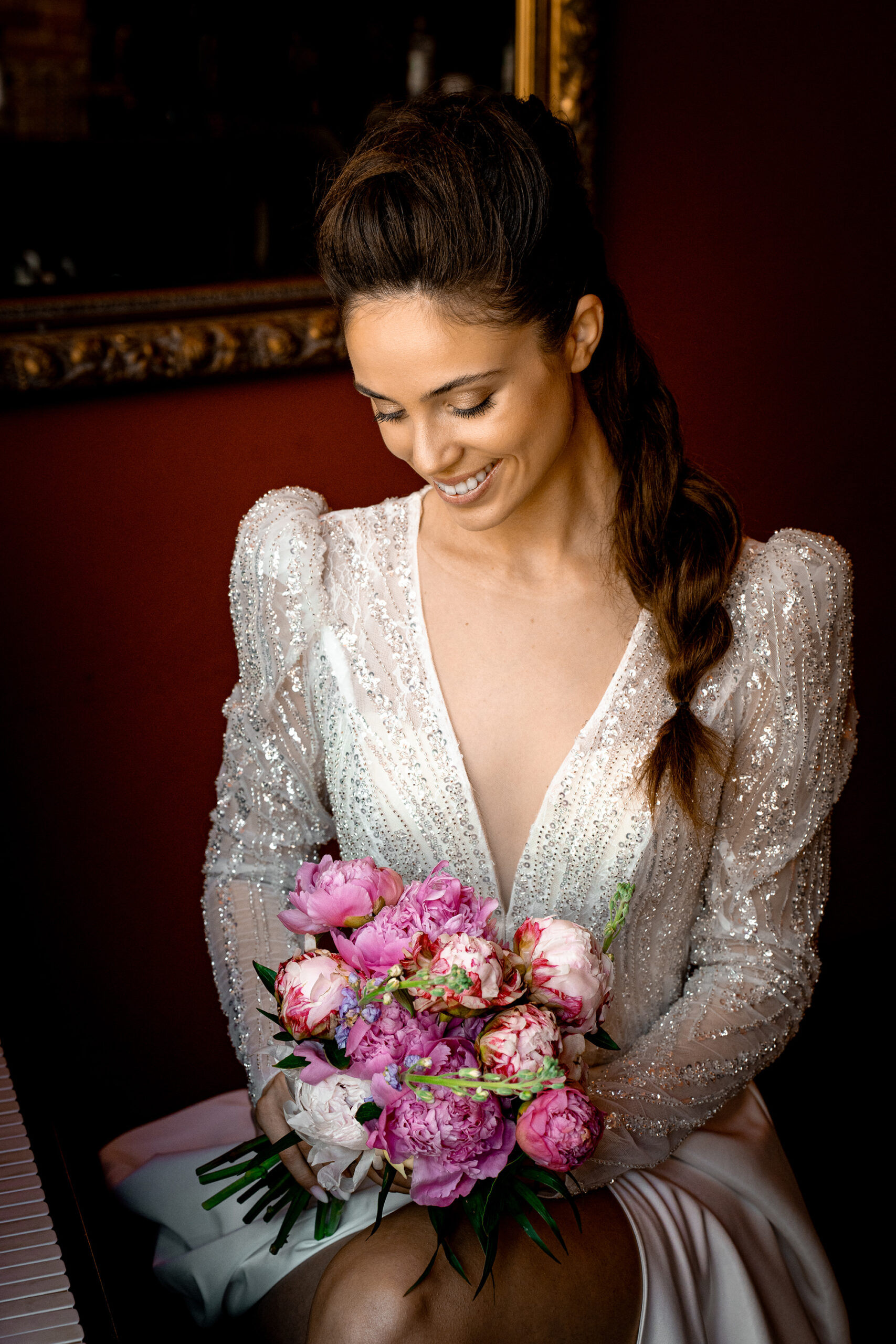 Kelly, puolimattainen satiini häämekko, jossa on helmipitsiä - Image 4