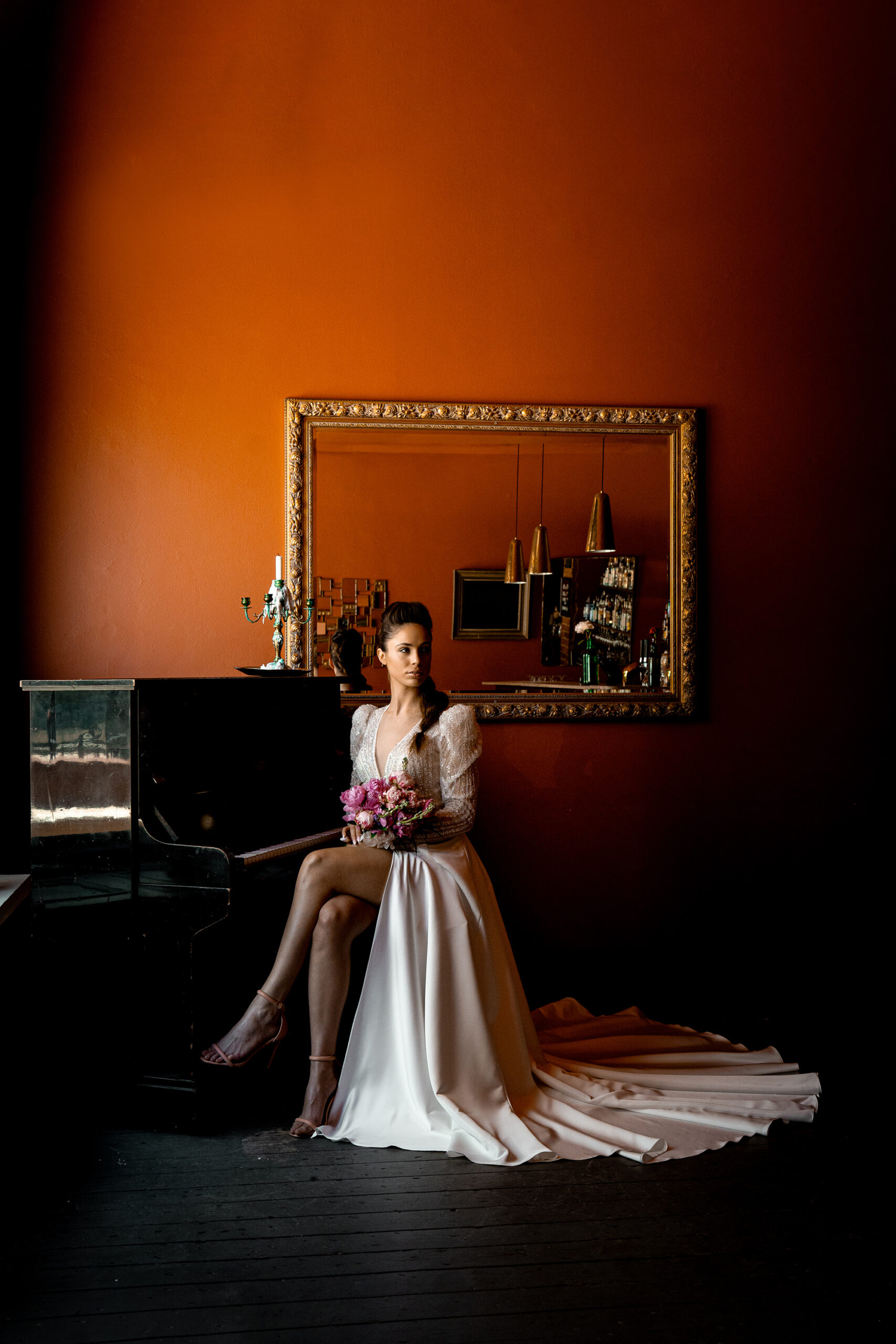 Kelly, puolimattainen satiini häämekko, jossa on helmipitsiä - Image 5