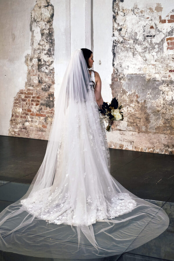 huntu kristi bridall. Hääpukuliike Turku.