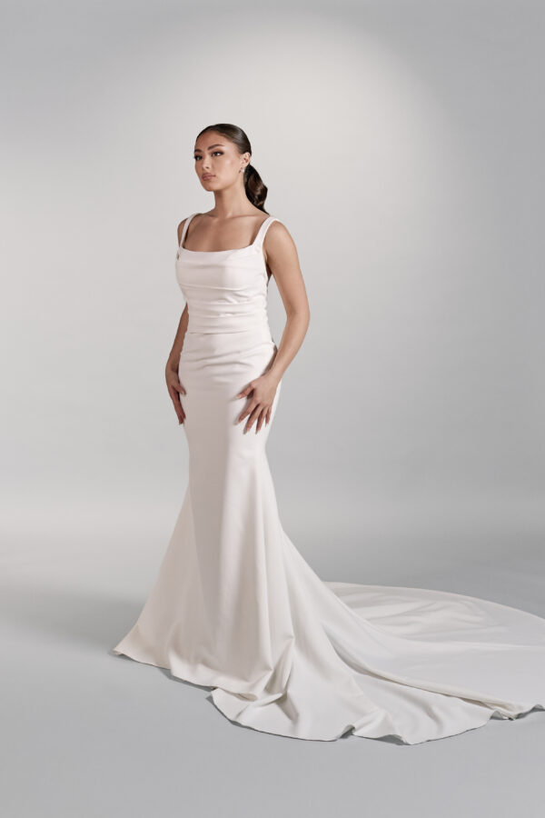 Anastasia olkaimellinen häämekko merenneitomallinen haapukuliike turku