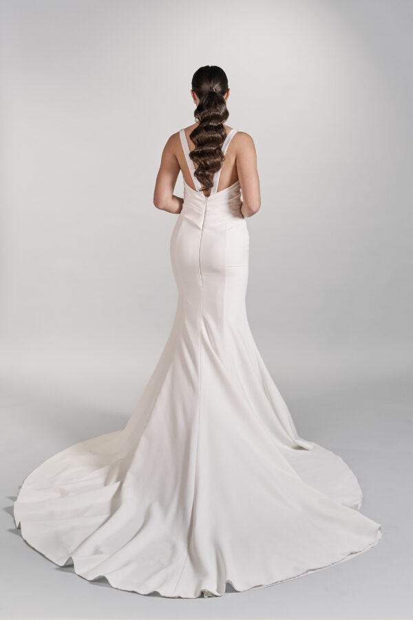 Anastasia olkaimellinen häämekko merenneitomallinen haapukuliike turku