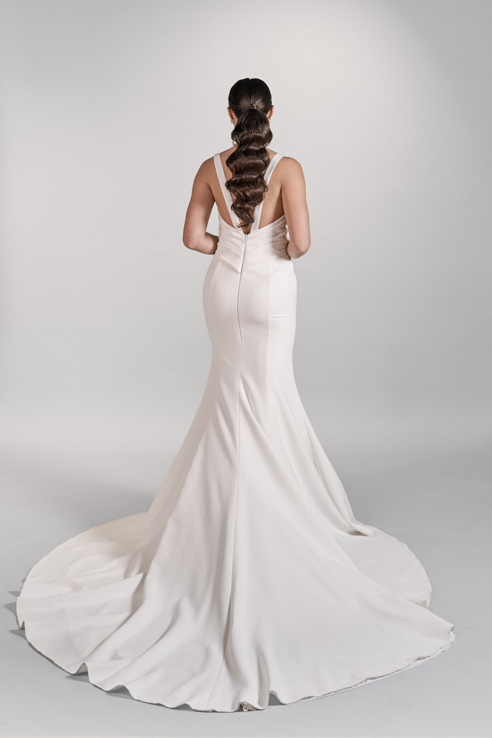 Anastasia olkaimellinen häämekko merenneitomallinen haapukuliike turku