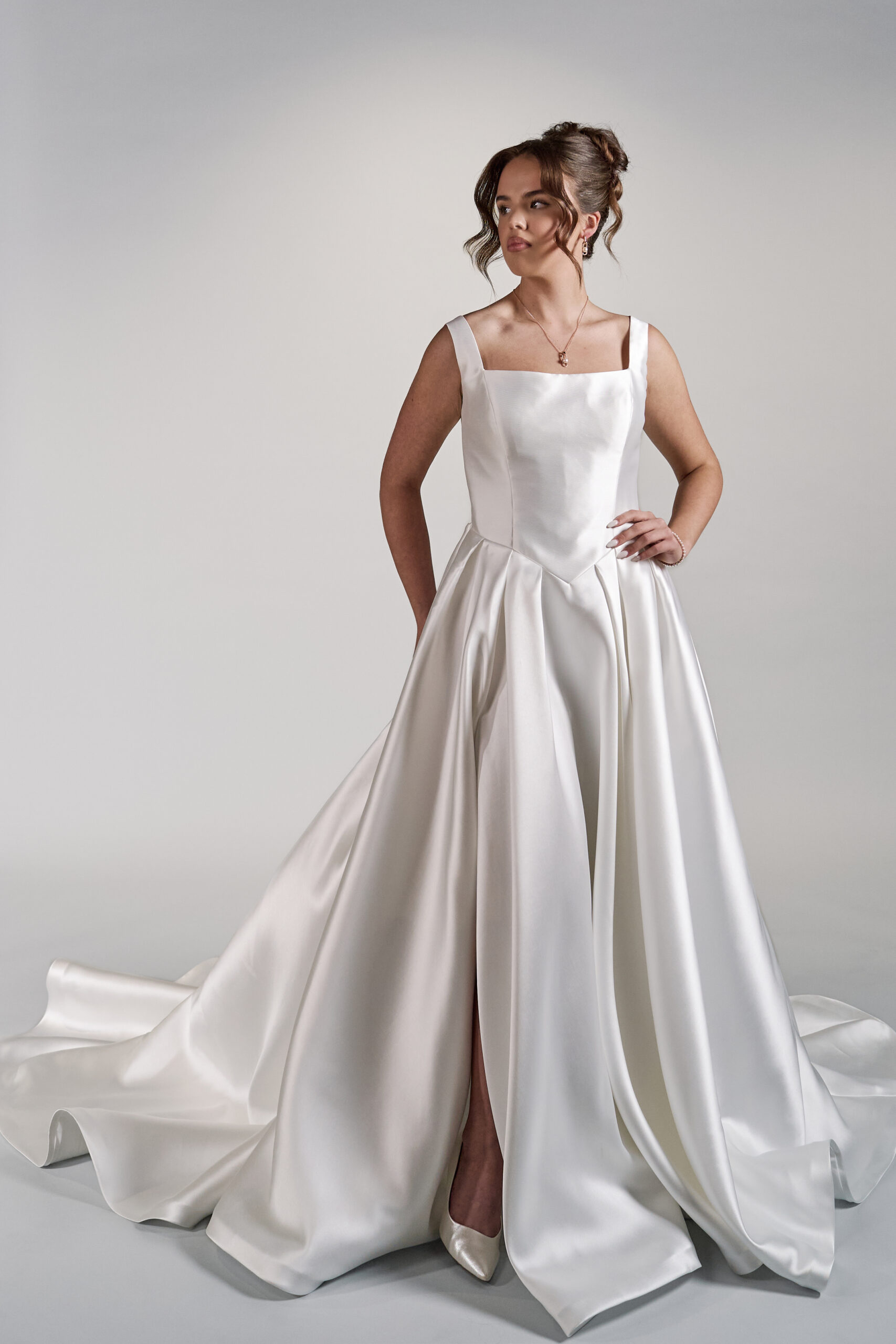 Petra, elegantti hääpuku basque waist -vyölinjalla - Image 4