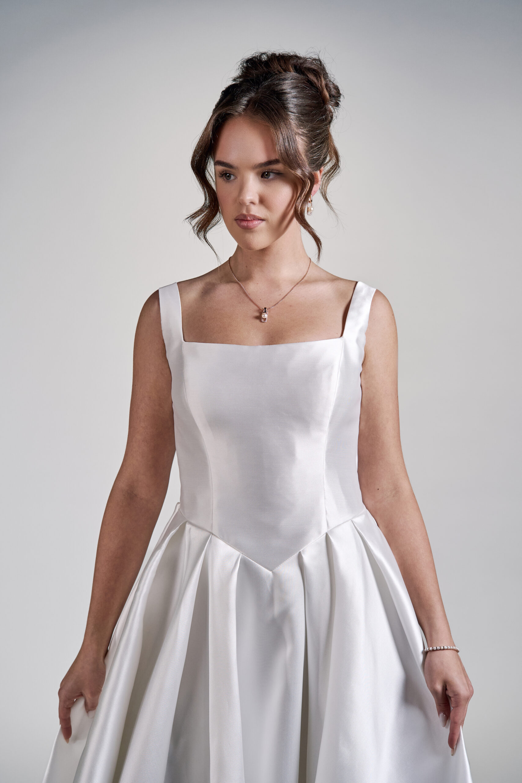 Petra, elegantti hääpuku basque waist -vyölinjalla - Image 9