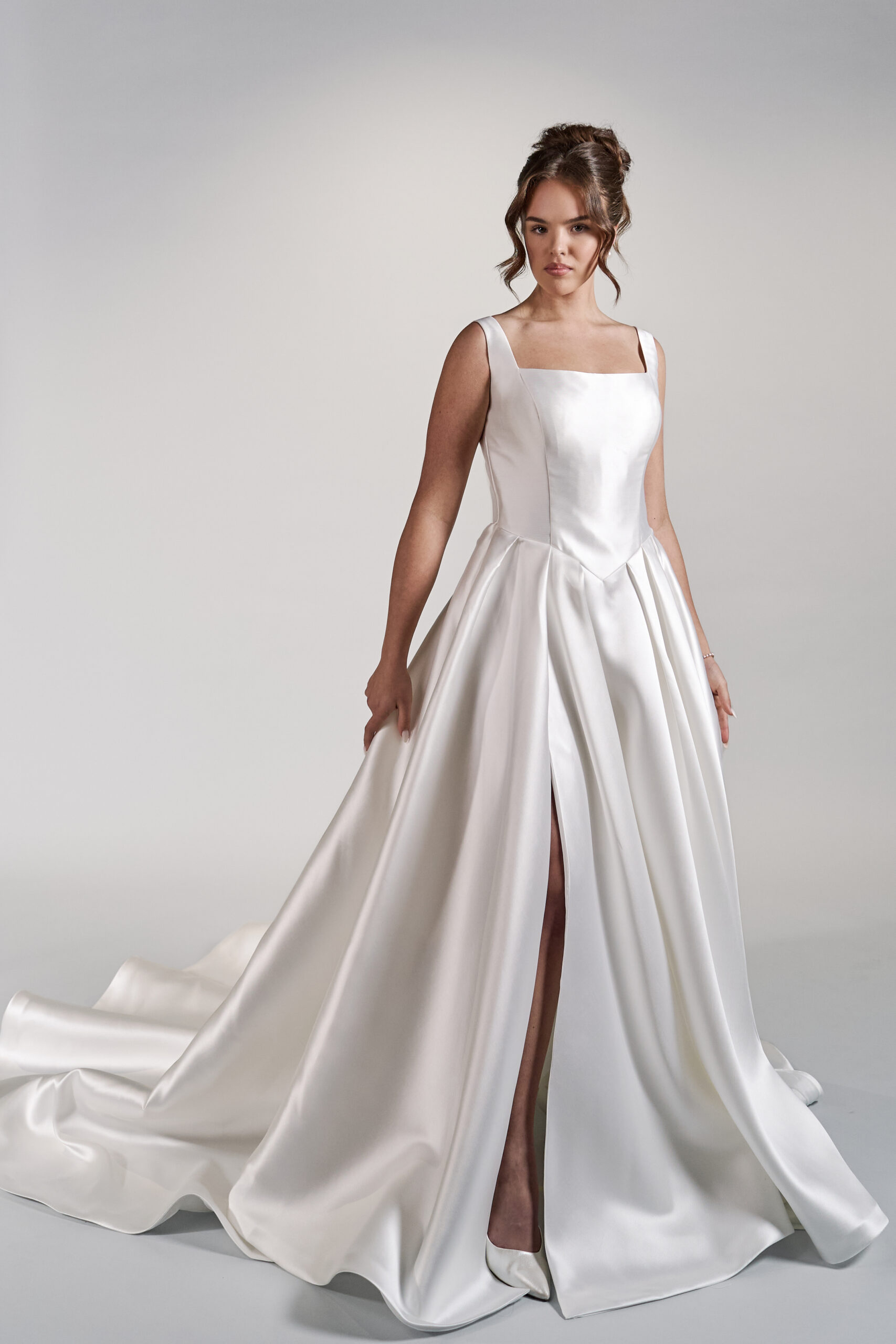 Petra, elegantti hääpuku basque waist -vyölinjalla - Image 8