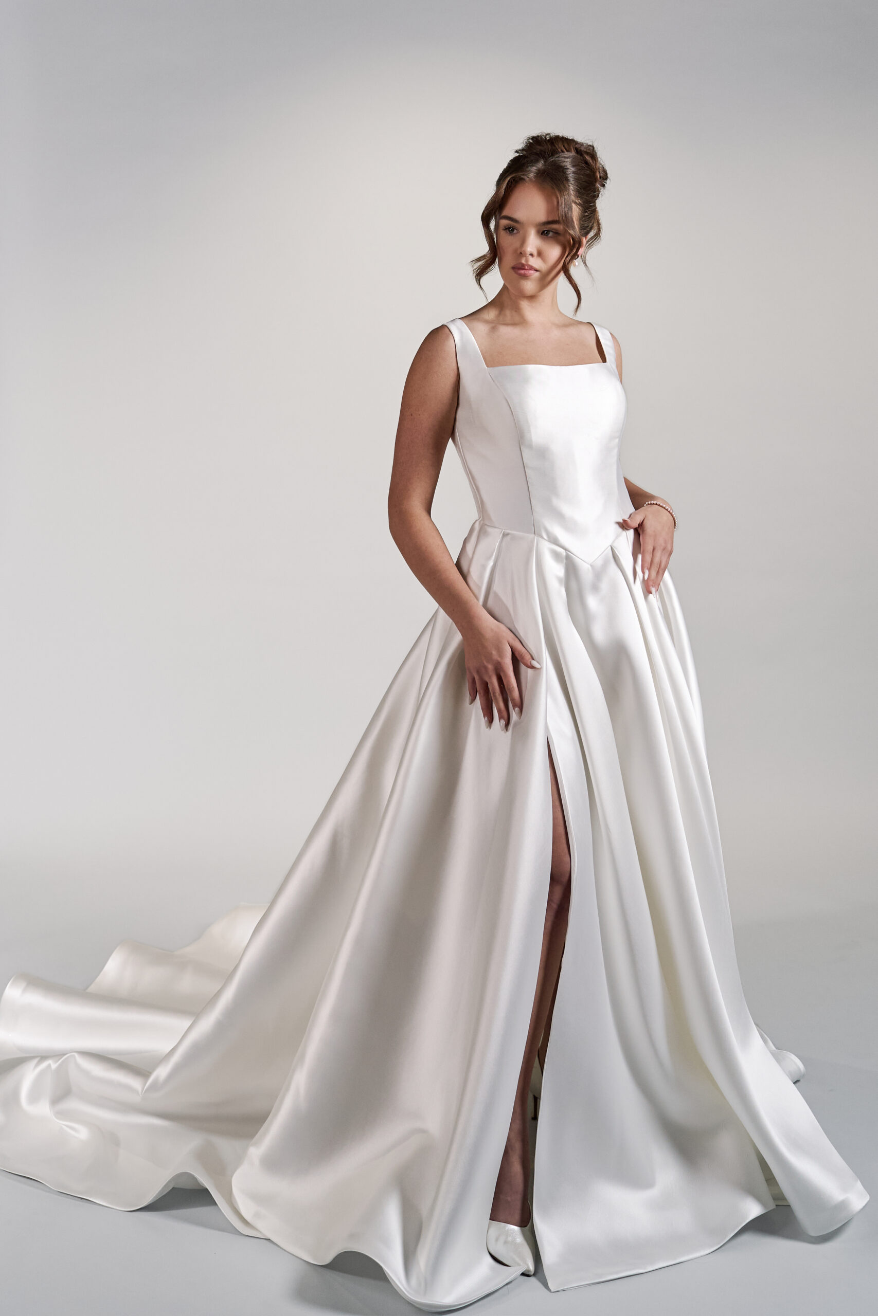 Petra, elegantti hääpuku basque waist -vyölinjalla - Image 7