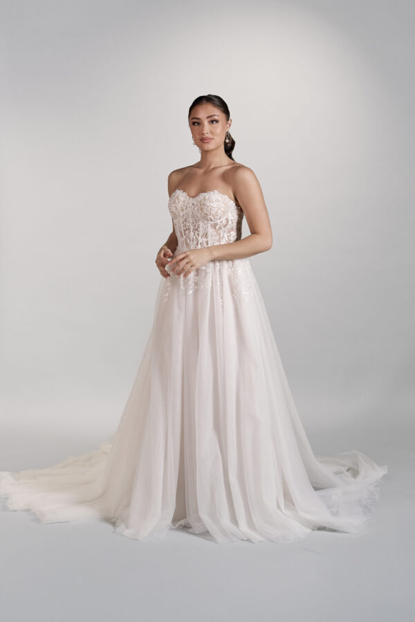 Olkaimeton häämekko off-shoulder. Hääpukuliike Turku. Kristi Bridal