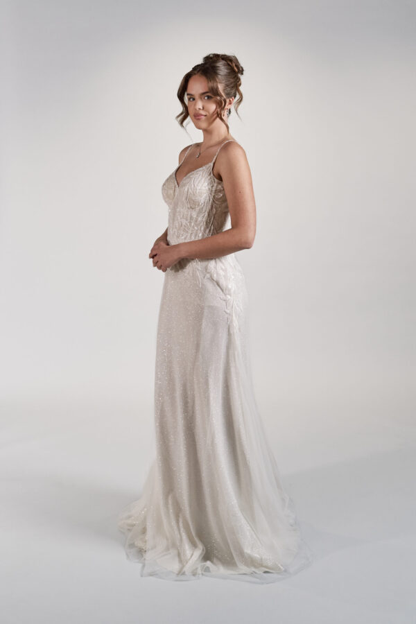 Iltapukumainen kevyt häämekko. Hääpukuliike Turku. Kristi Bridal