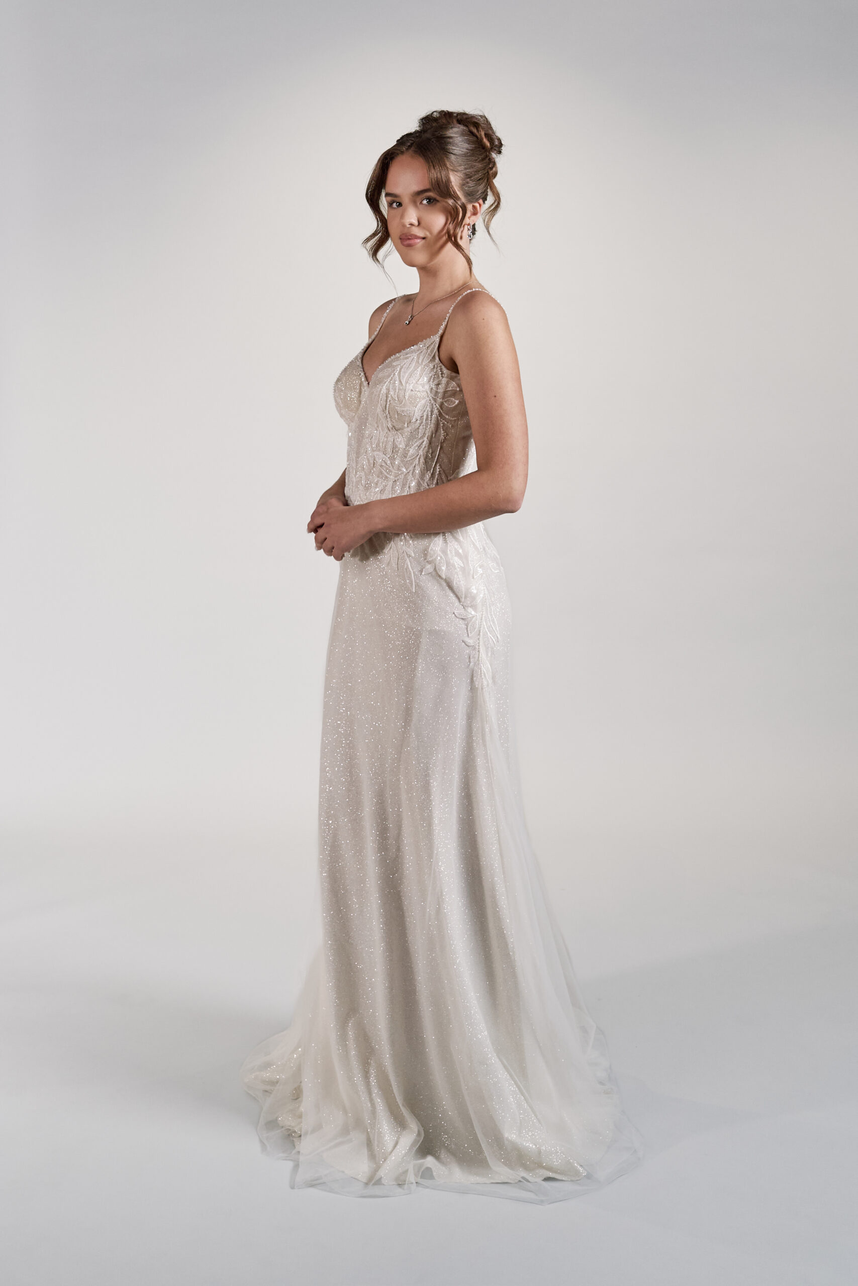 Iltapukumainen kevyt häämekko. Hääpukuliike Turku. Kristi Bridal