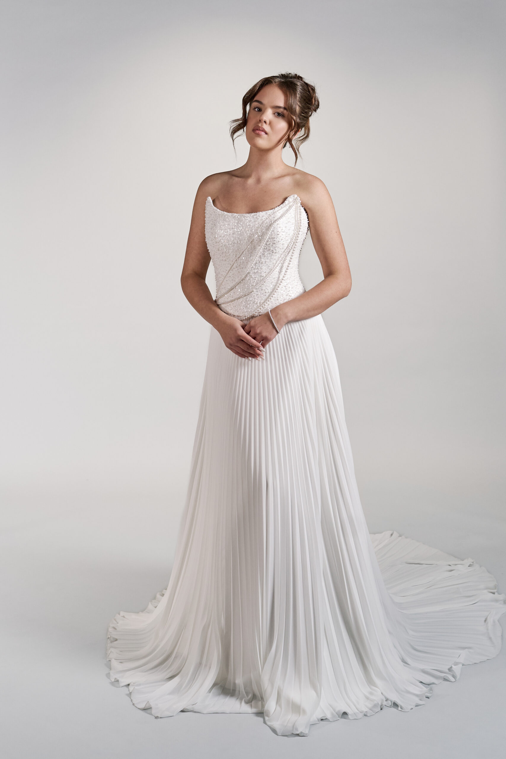 Kaksiosainen häämekko. Hääpukuliike Turku. Kristi Bridal.