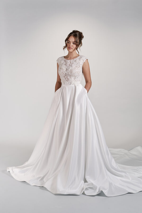 kaksiosainen hääpuku pitsipaidalla hääpuku hääpukuliike turku kristi bridal alina