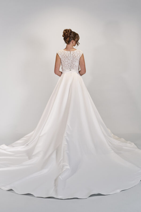 kaksiosainen häämekko pitsipaidalla hääpuku hääpukuliike turku kristi bridal alina