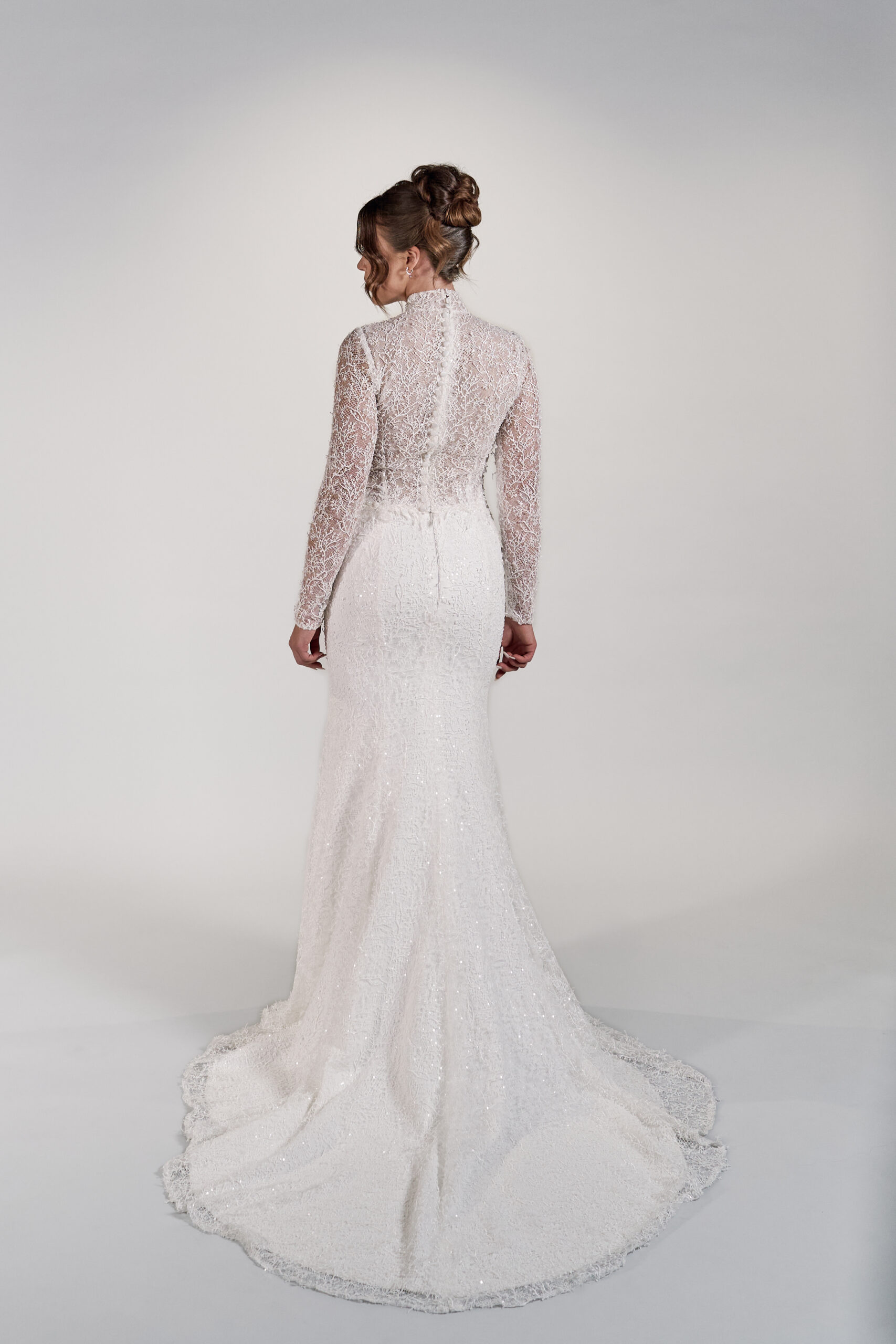 Merenneitomallinen hääpuku Anna. Hääpukuliike Kristi Bridal Turku.