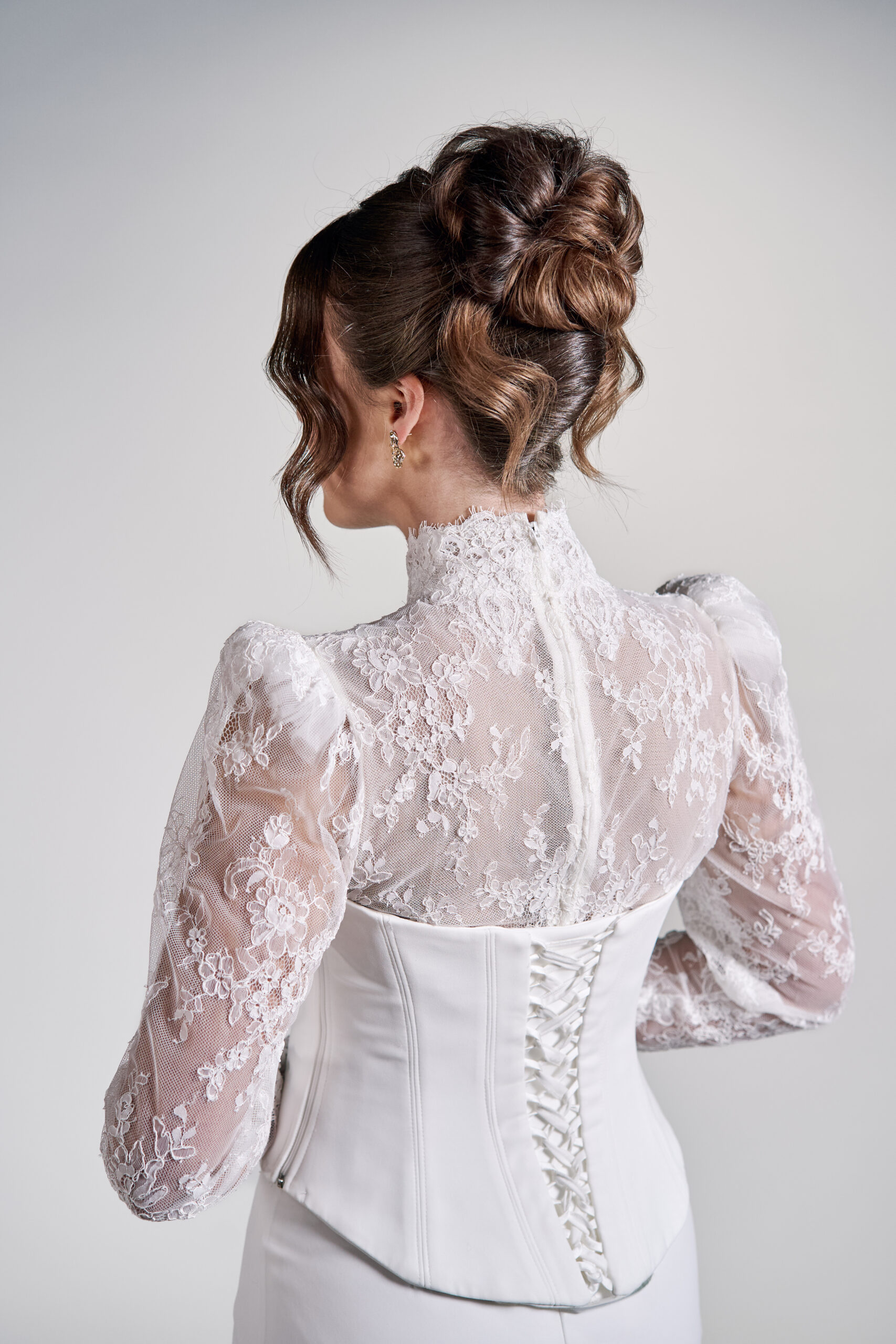 pitkähihainen häämekko hääpuk hääpukuliike turku kristi bridal aurora