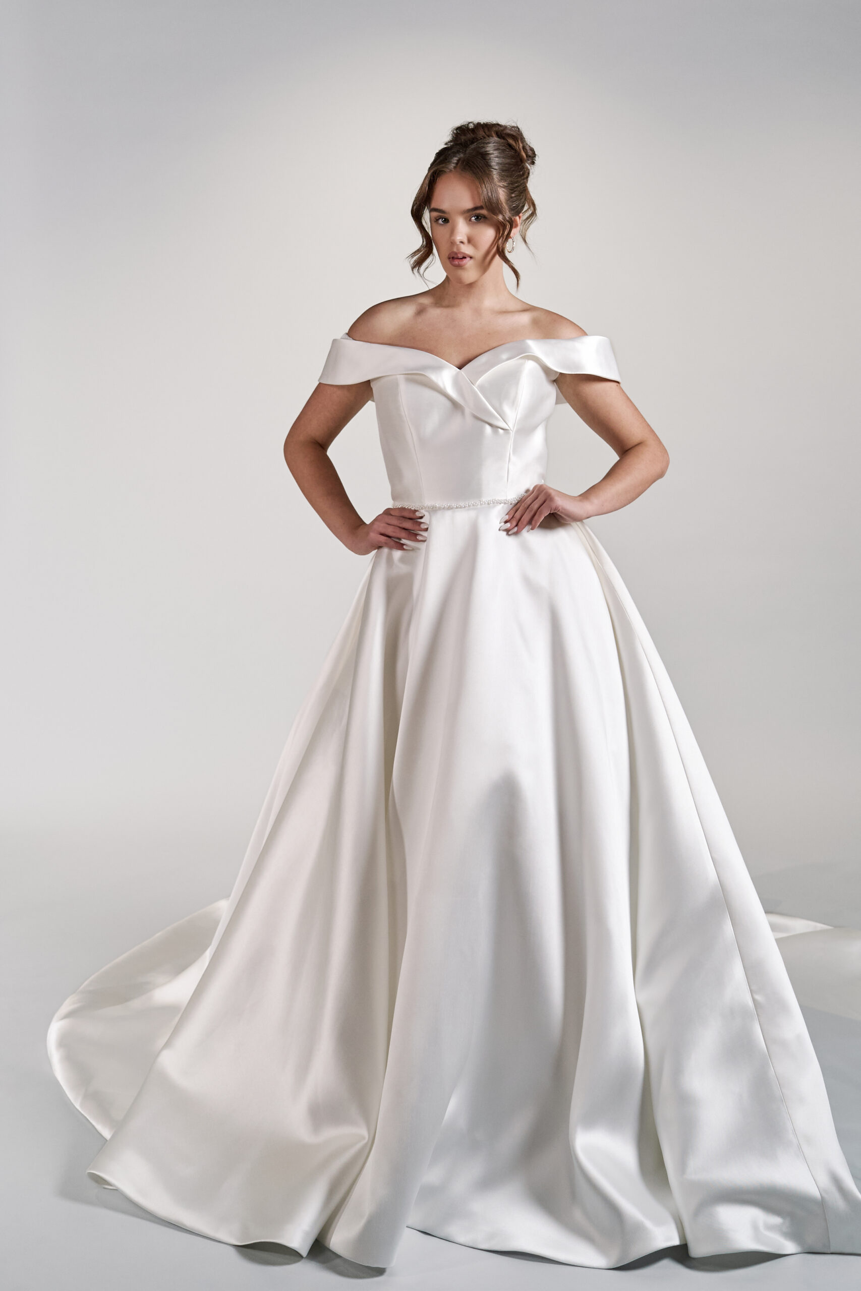 Off-shoulder häämekko