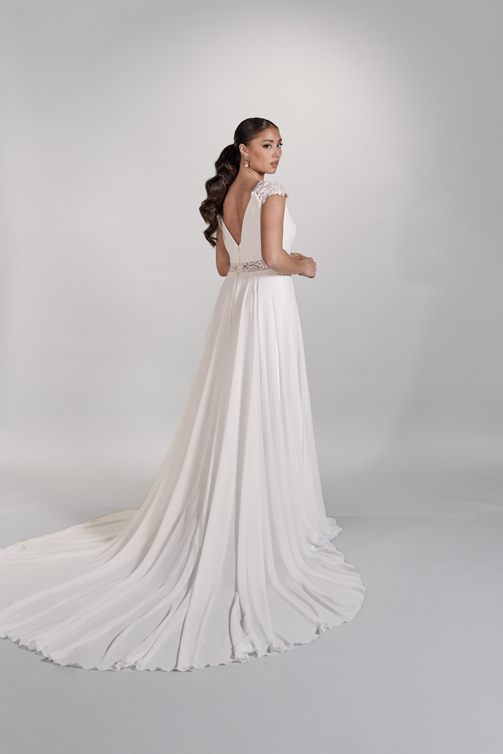 kevyt sifonkihelmallinen häämekko