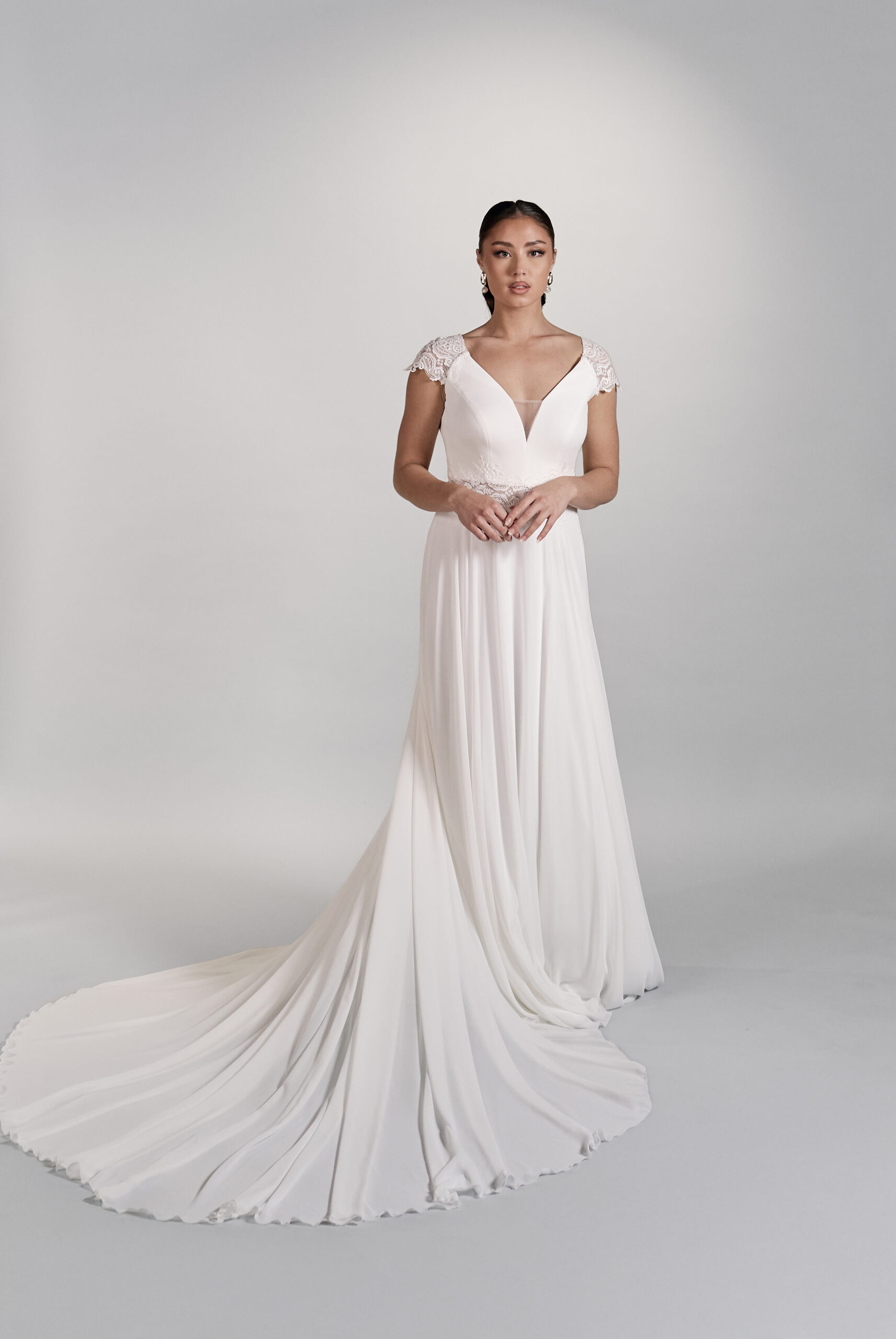 kevyt sifonkihelmallinen häämekko