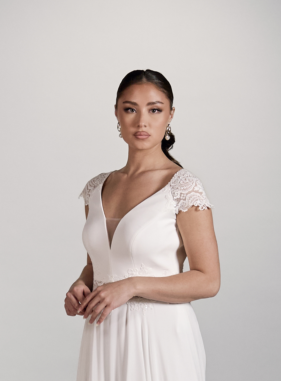 kevyt sifonkihelmallinen häämekko