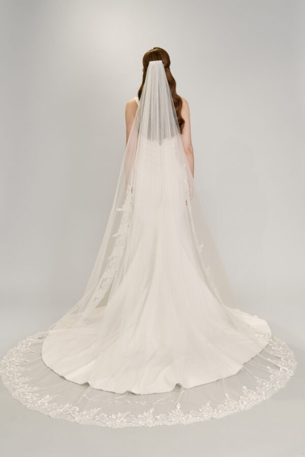 pitsireunainen-huntu-royale-morsiushuntu-pitsi-tylli-huntu-turku-Kristi-Bridal079