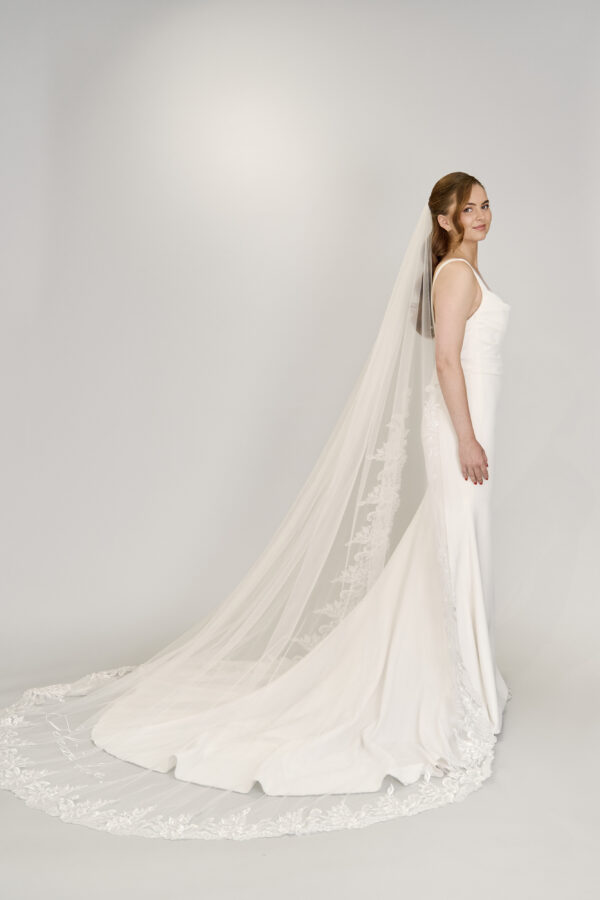 pitsireunainen-huntu-royale-morsiushuntu-pitsi-tylli-huntu-turku-Kristi-Bridal079