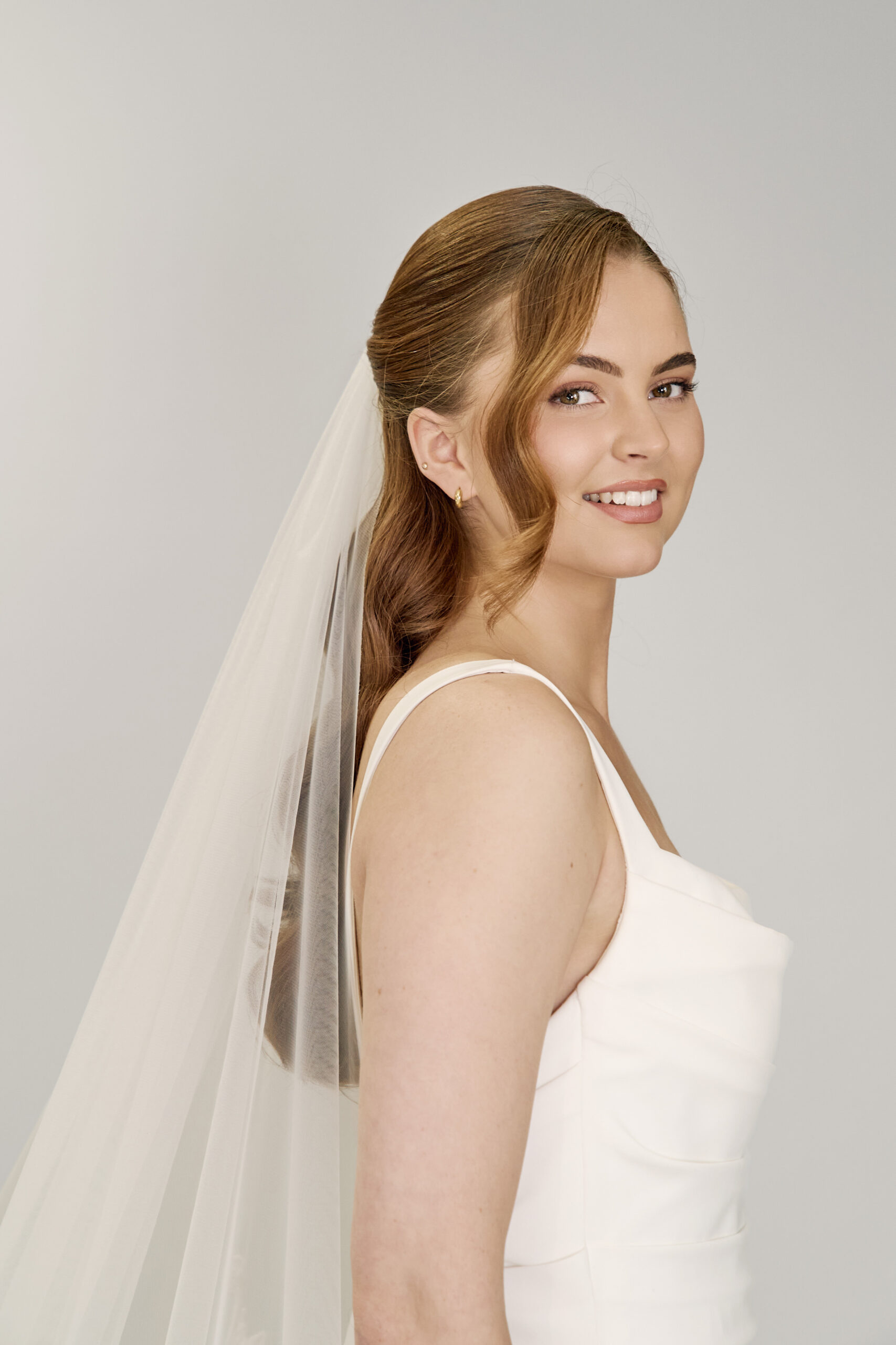 pitsireunainen-huntu-royale-morsiushuntu-pitsi-tylli-huntu-turku-Kristi-Bridal079