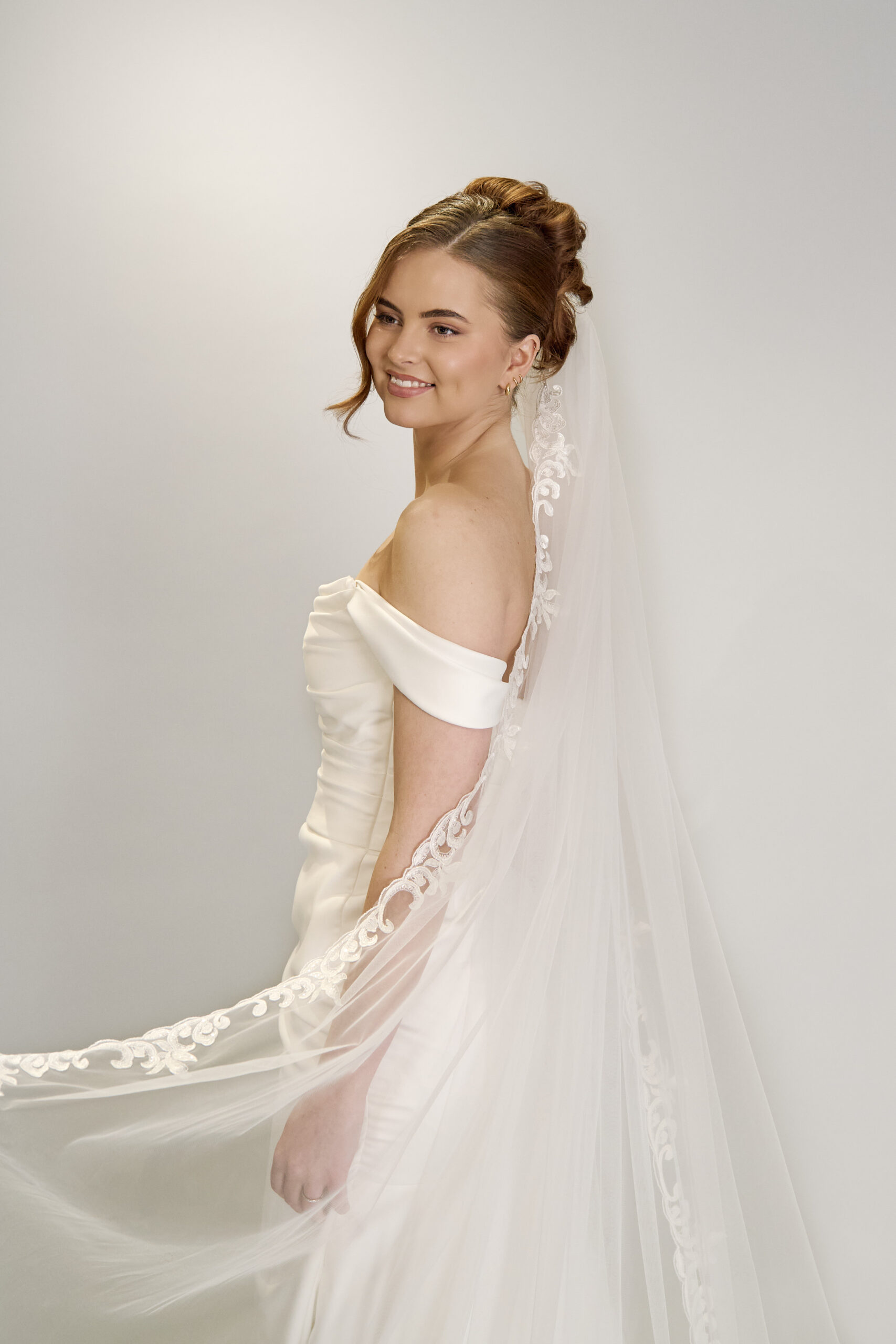 pitsireunallinen-huntu-selina-morsiushuntu-pitsi-tylli-huntu-turku-Kristi-Bridal58