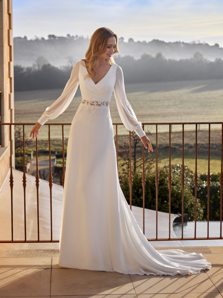 -a-linjainen-sifonki-haamekko-haapukuliike-turku-kristi-bridal-white-one-barcelona