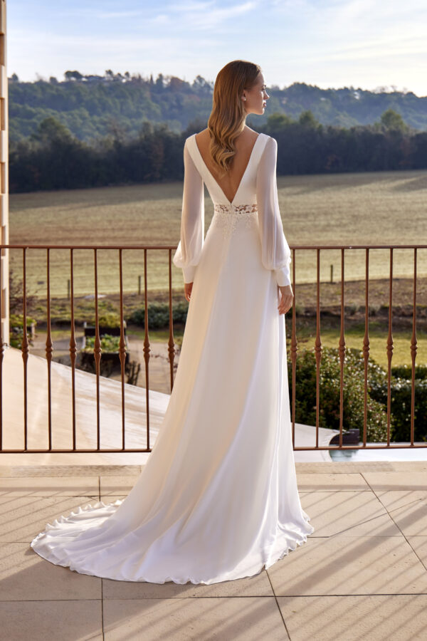 -a-linjainen-sifonki-haamekko-haapukuliike-turku-kristi-bridal-white-one-barcelona -a-linjainen-sifonki-haamekko-haapukuliike-turku-kristi-bridal-white-one-barcelona