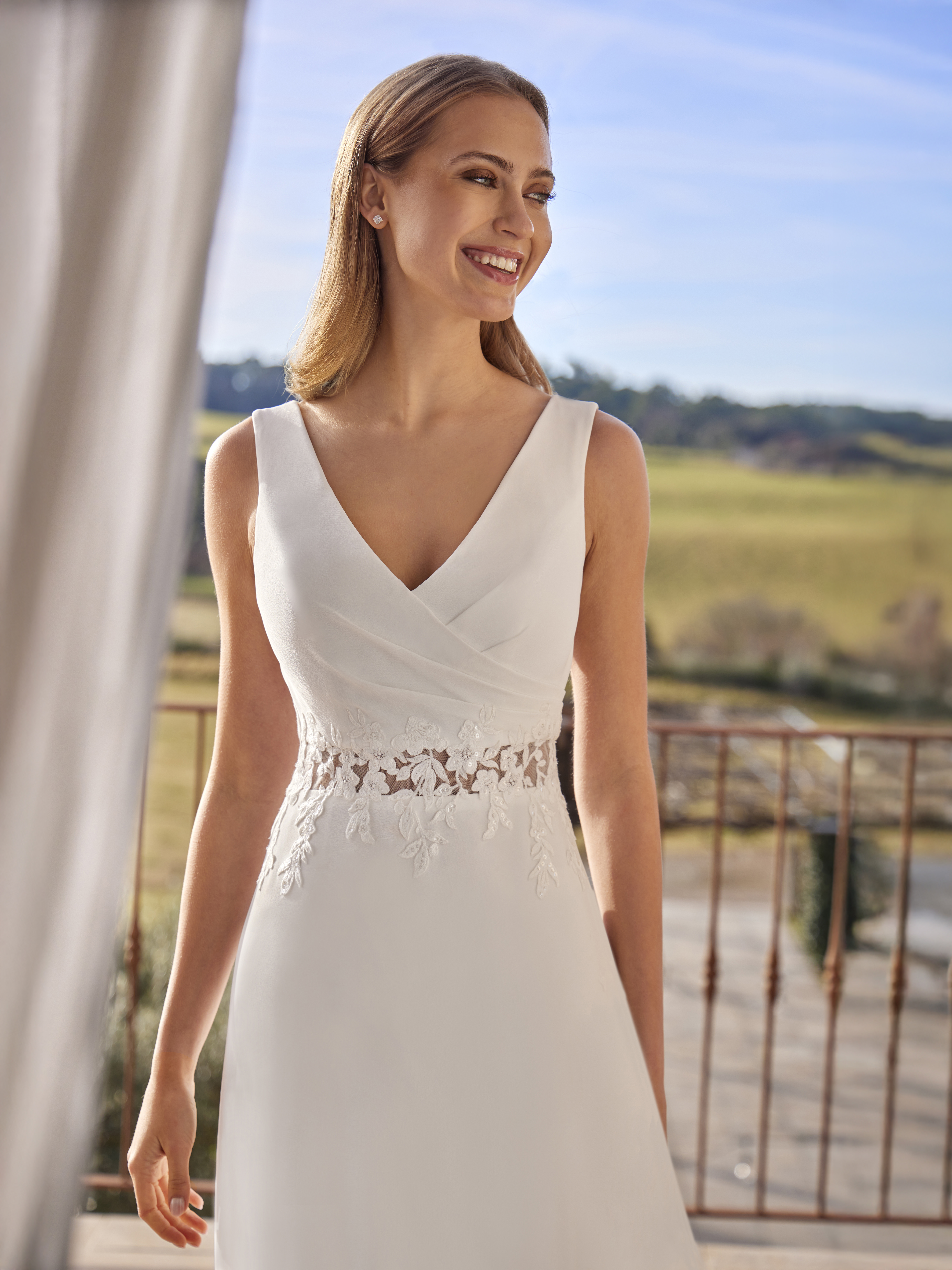-a-linjainen-sifonki-haamekko-haapukuliike-turku-kristi-bridal-white-one-barcelona