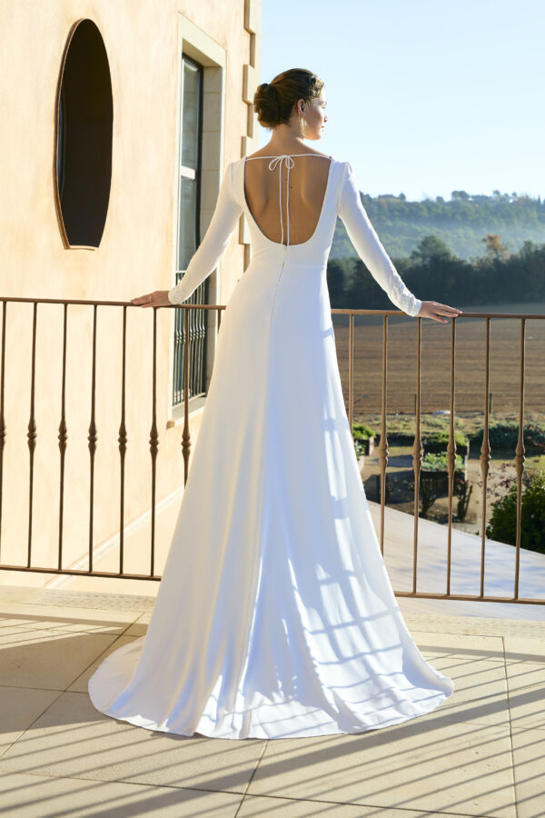 A-linjainen hihallinen hääpuku hääpukuliike turku kristi bridal white one barcelona