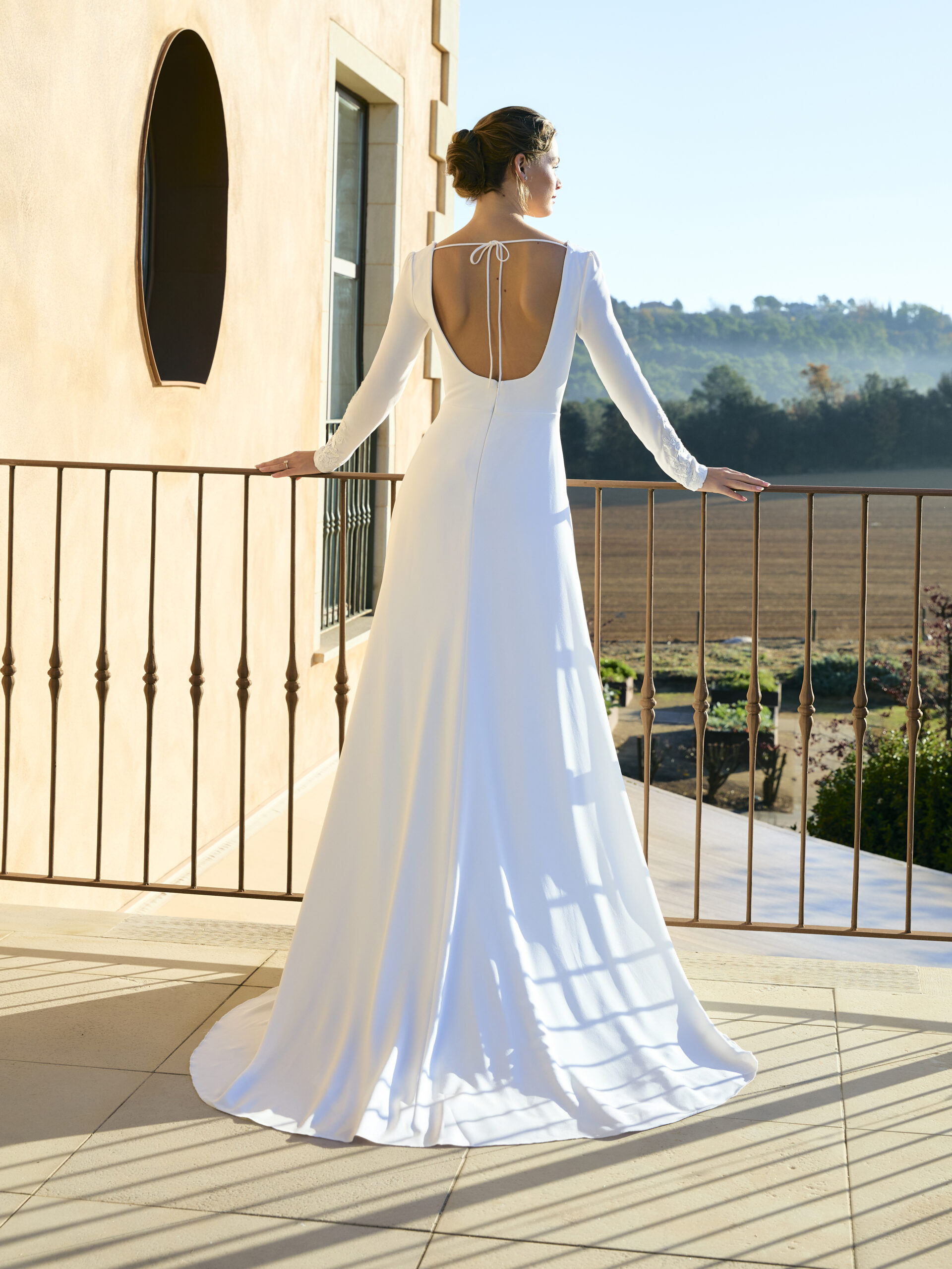 A-linjainen hihallinen hääpuku hääpukuliike turku kristi bridal white one barcelona