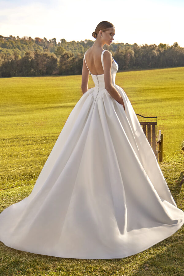 Häämekko basque waist vyötäröllä mikado satiini white one barcelona turku kristi bridal hääpukumyymälä hääpukuliike