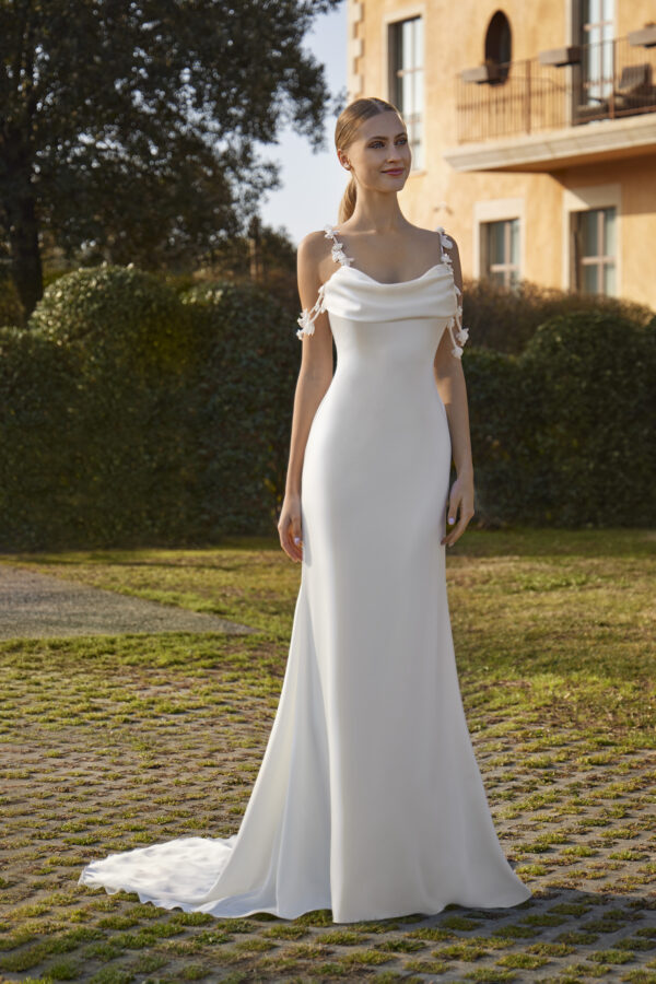 a-linjainen satiininen häämekko white one barcelona kristi bridal hääpukuliike turussa