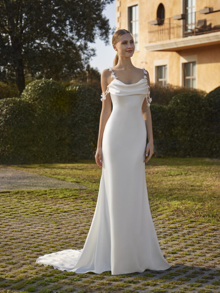 a-linjainen satiininen häämekko white one barcelona kristi bridal hääpukuliike turussa