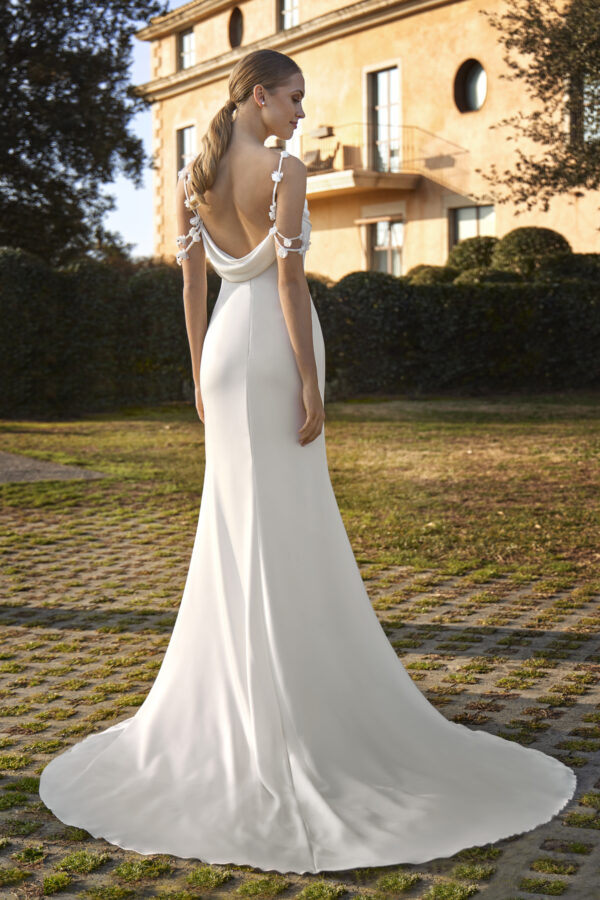 a-linjainen satiininen häämekko white one barcelona kristi bridal hääpukuliike turussa